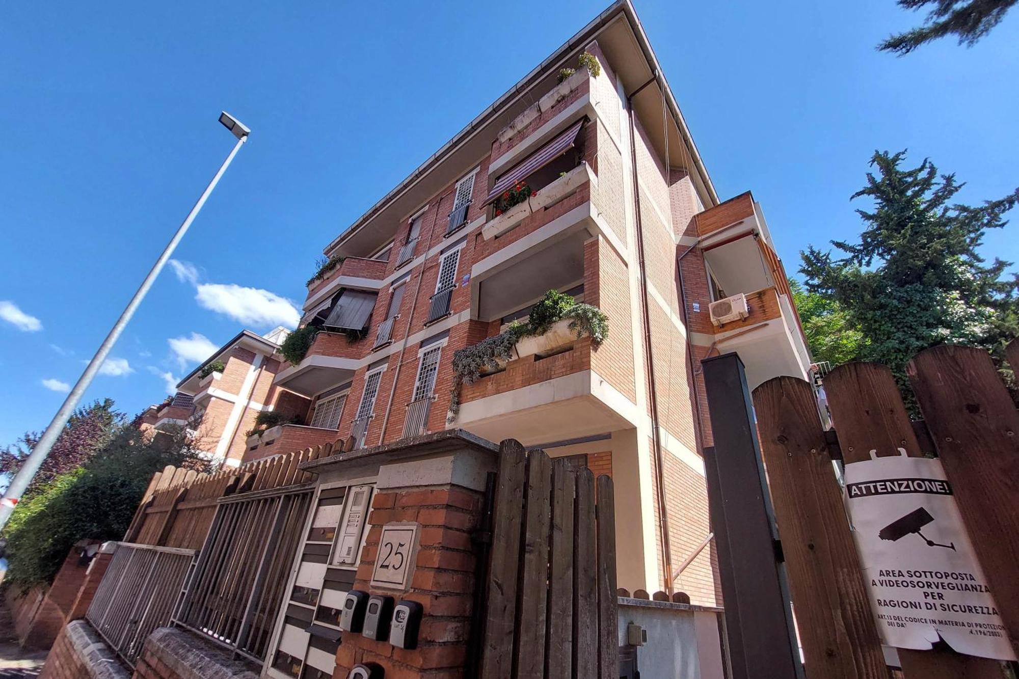 Vatican Flat Cozy With Private Court Rom